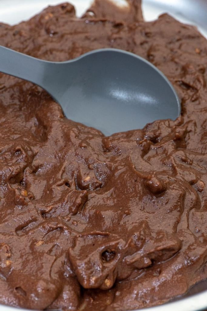 Gefriergetrocknete Nahrung Schokoladenmousse mit Granola und Kirschen